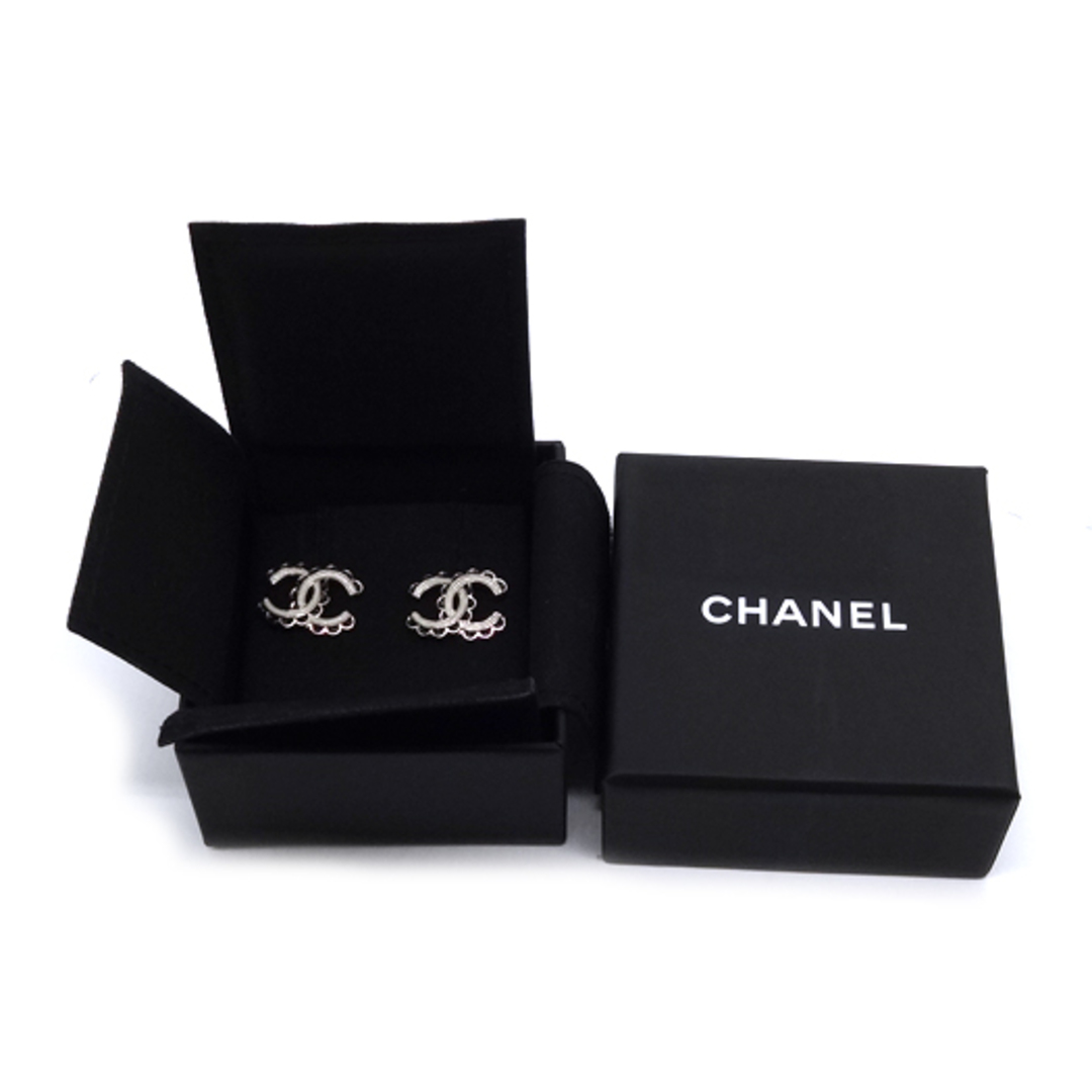 CHANEL - シャネル ココマーク ピアス メタル ゴールド ホワイト CHANEL - シャネル ココマーク ピアス メタル ゴールド ホワイト