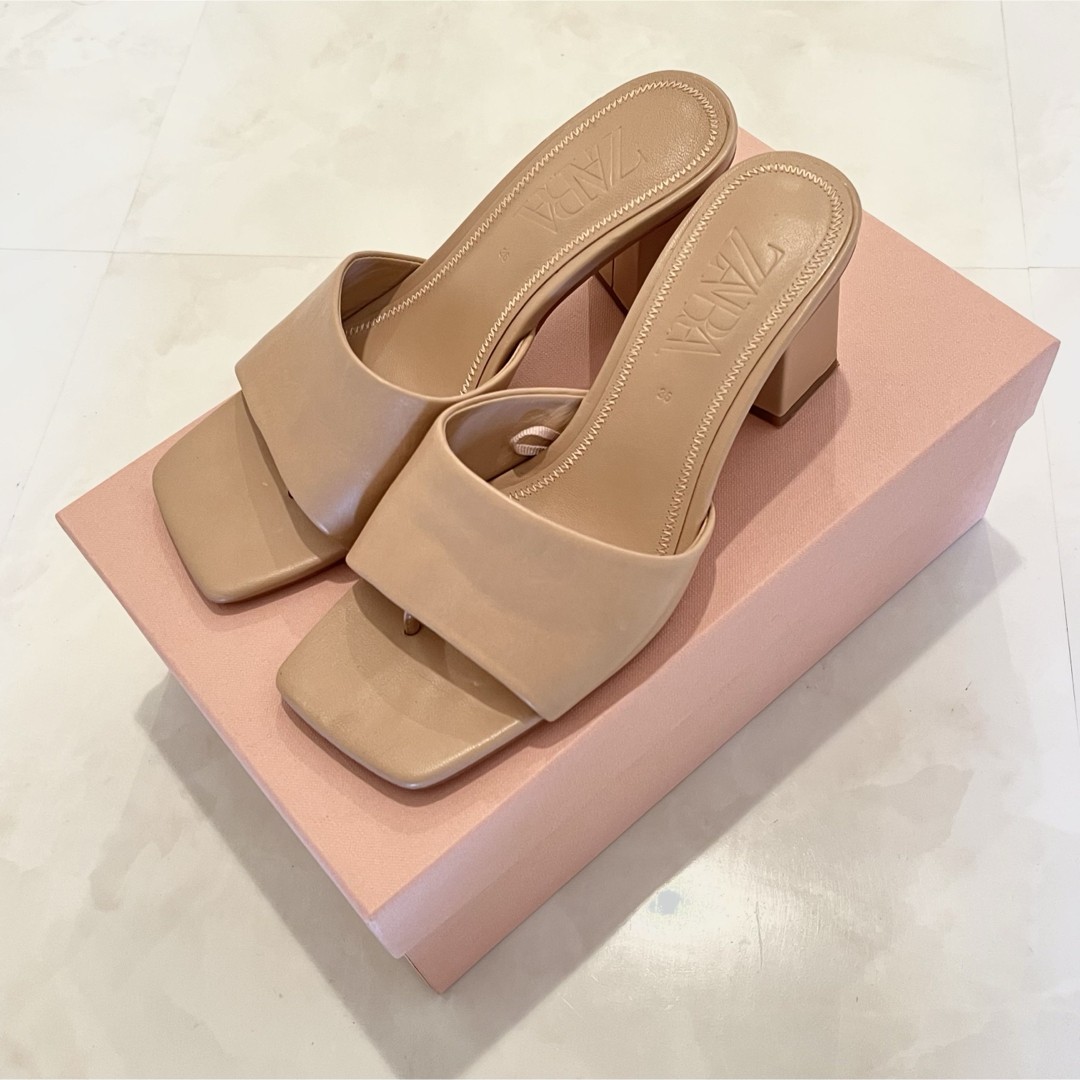 ZARA - ZARA ヌードレザースクエアトゥヒールサンダル ベージュ ZARA - ZARA ヌードレザースクエアトゥヒールサンダル ベージュ