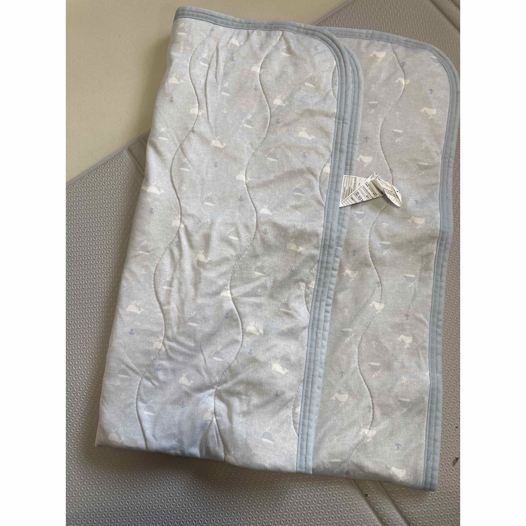 ニトリ(ニトリ)のニトリNクールお昼寝敷きパッド(くじら柄)標準ベビーベッドサイズ70×120 キッズ/ベビー/マタニティの寝具/家具(敷パッド)の商品写真