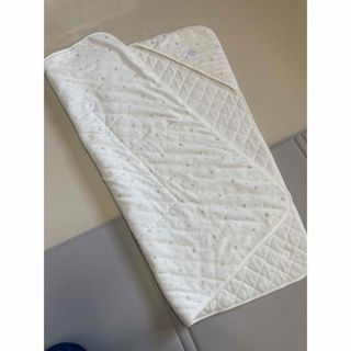 ニシマツヤ(西松屋)のおくるみ中綿入り　正方形　王冠柄(おくるみ/ブランケット)