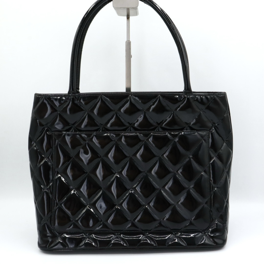 CHANEL - 美品 シャネル エナメル 復刻トートバッグ ブラックの CHANEL - 美品 シャネル エナメル 復刻トートバッグ ブラックの