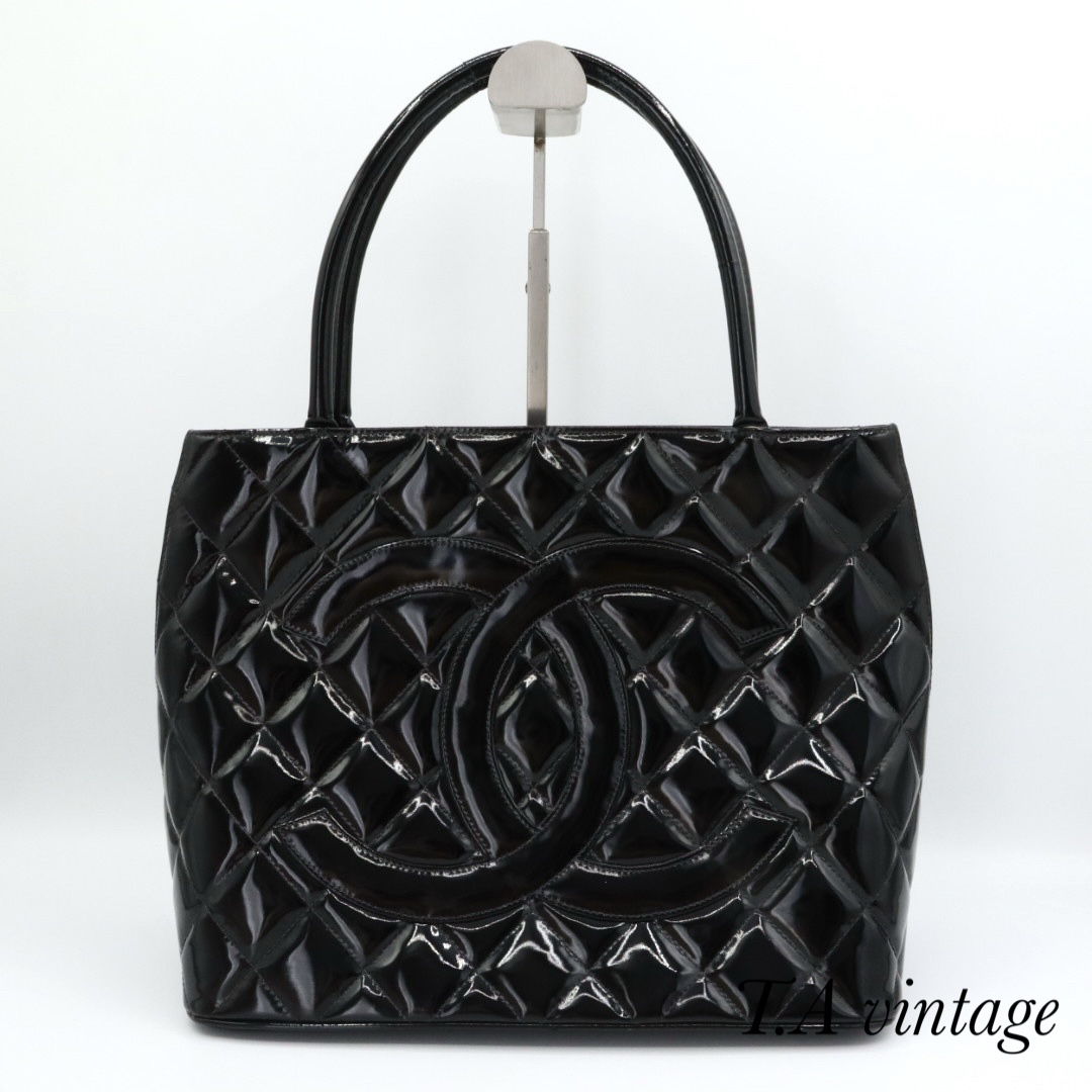 CHANEL - 美品 シャネル エナメル 復刻トートバッグ ブラックの CHANEL - 美品 シャネル エナメル 復刻トートバッグ ブラックの
