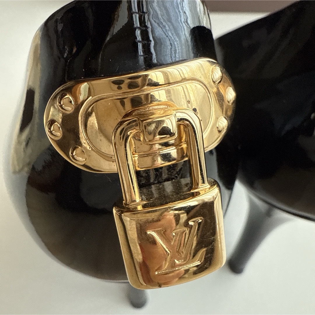 LOUIS VUITTON - 極美品ルイヴィトン カデナパンプス エナメル LOUIS VUITTON - 極美品ルイヴィトン カデナパンプス エナメル