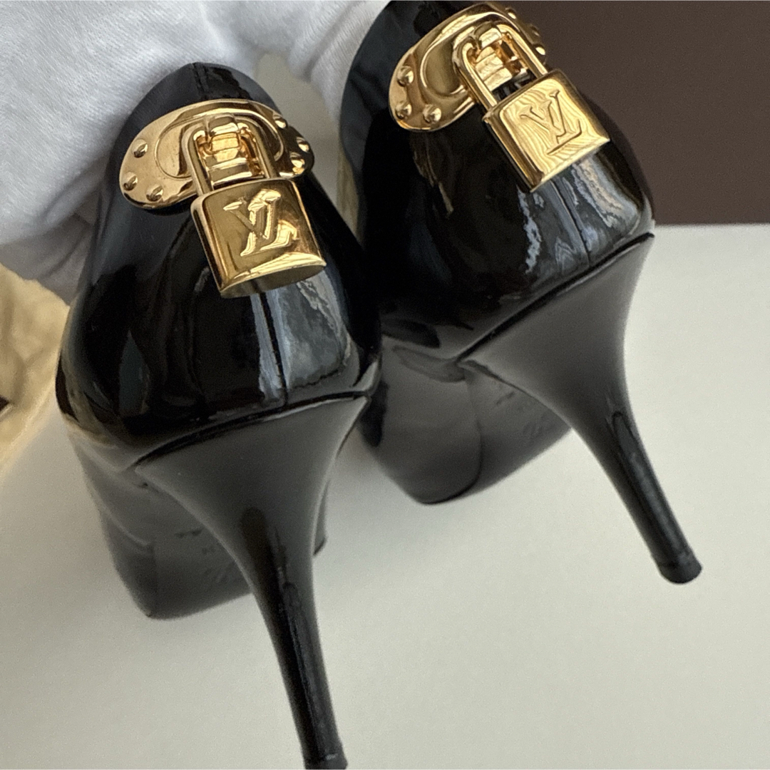 LOUIS VUITTON - 極美品ルイヴィトン カデナパンプス エナメル LOUIS VUITTON - 極美品ルイヴィトン カデナパンプス エナメル