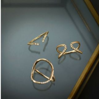 agete - 美品 アガット ダイヤ K18 V字 ハーフエタニティ リング agete - 美品 アガット ダイヤ K18 V字 ハーフエタニティ リング