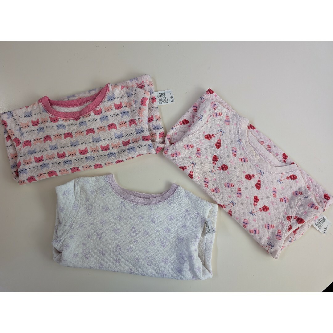 UNIQLO(ユニクロ)のユニクロ キルトパジャマ 長袖 女の子　3枚セット キッズ/ベビー/マタニティのキッズ服女の子用(90cm~)(パジャマ)の商品写真