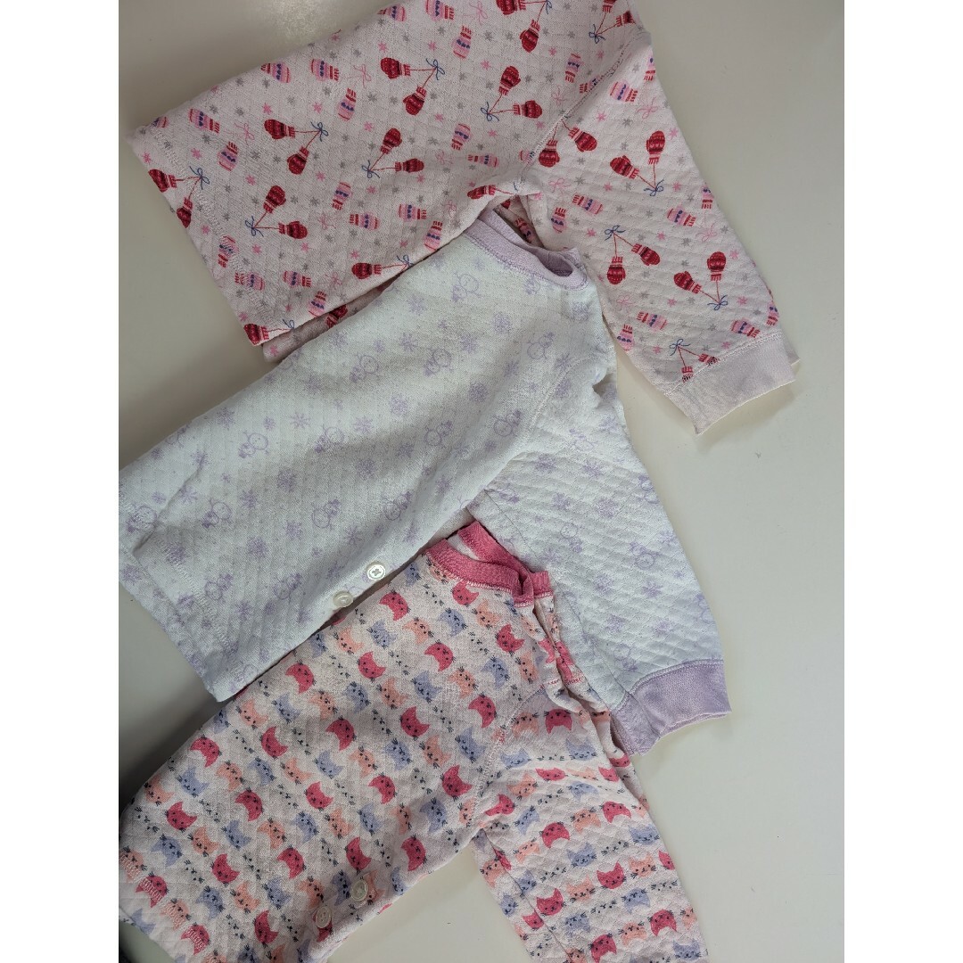 UNIQLO(ユニクロ)のユニクロ キルトパジャマ 長袖 女の子　3枚セット キッズ/ベビー/マタニティのキッズ服女の子用(90cm~)(パジャマ)の商品写真