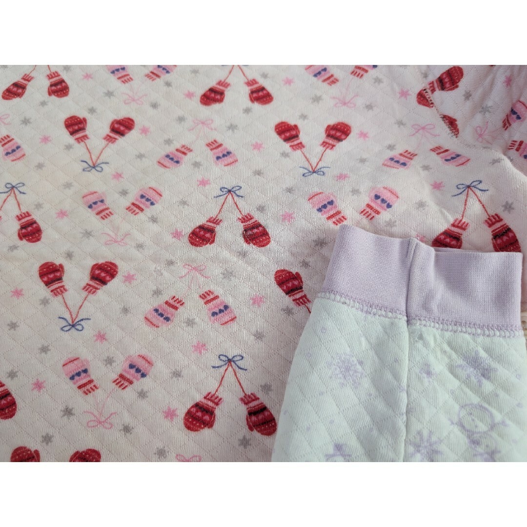 UNIQLO(ユニクロ)のユニクロ キルトパジャマ 長袖 女の子　3枚セット キッズ/ベビー/マタニティのキッズ服女の子用(90cm~)(パジャマ)の商品写真