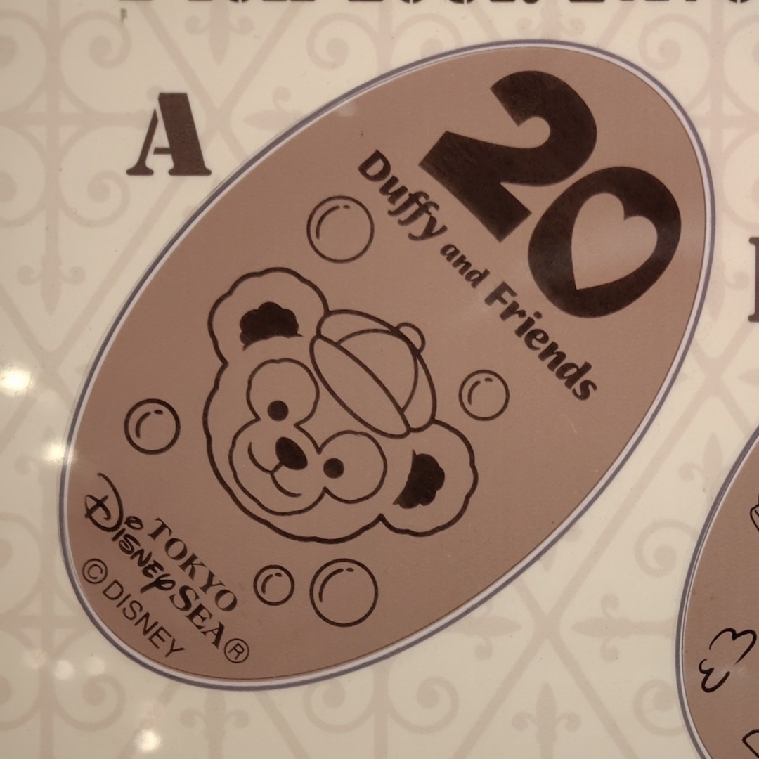 ダッフィー(ダッフィー)のTDS カラフルハピネス ダッフィーのスーベニアメダル エンタメ/ホビーのおもちゃ/ぬいぐるみ(キャラクターグッズ)の商品写真