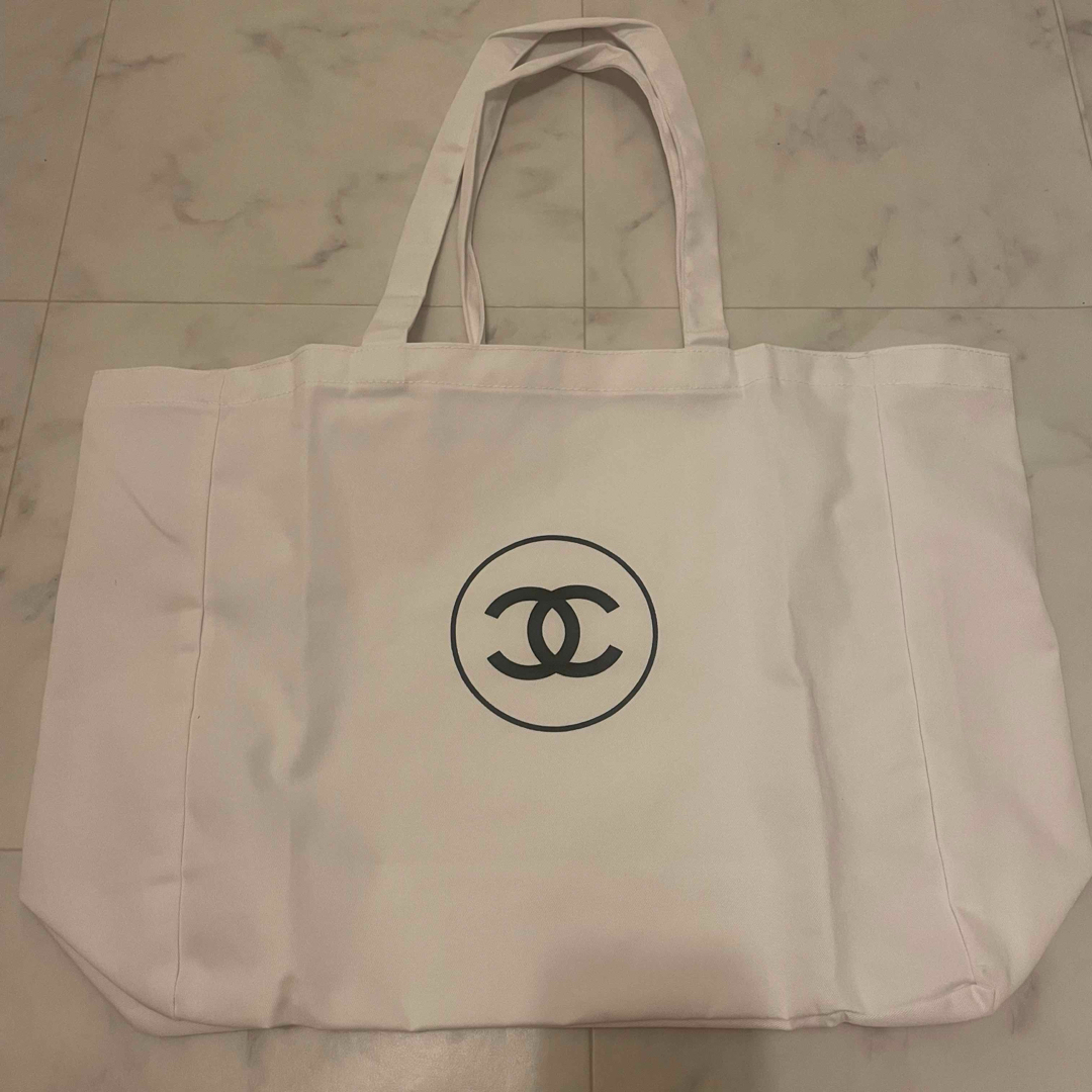 CHANEL - 【新品】シャネル ノベルティ トートバッグ ホワイト CHANEL - 【新品】シャネル ノベルティ トートバッグ ホワイト
