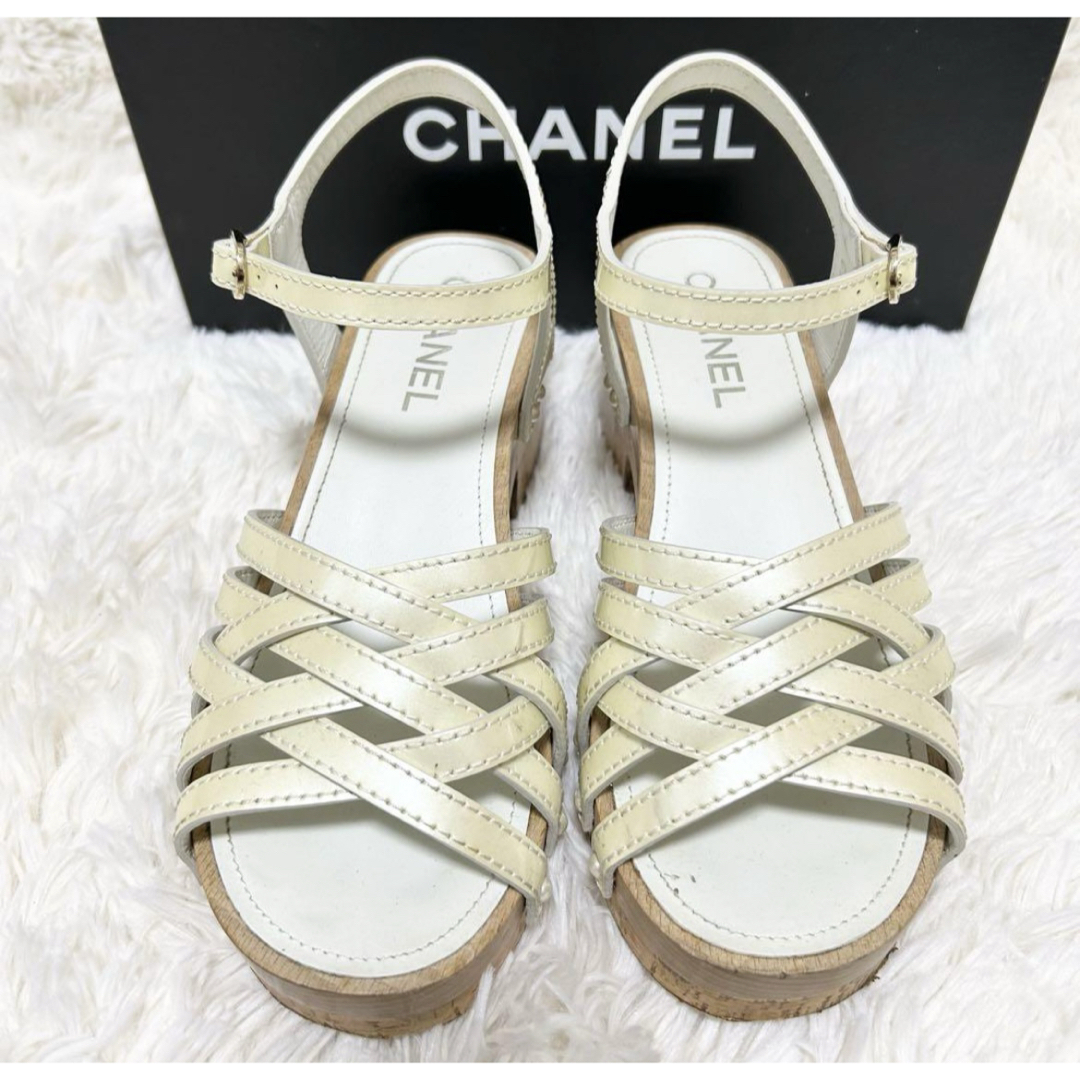 CHANEL - 正規品☆CHANEL☆春夏厚底ウェッジソールホワイトロゴ CHANEL - 正規品☆CHANEL☆春夏厚底ウェッジソールホワイトロゴ