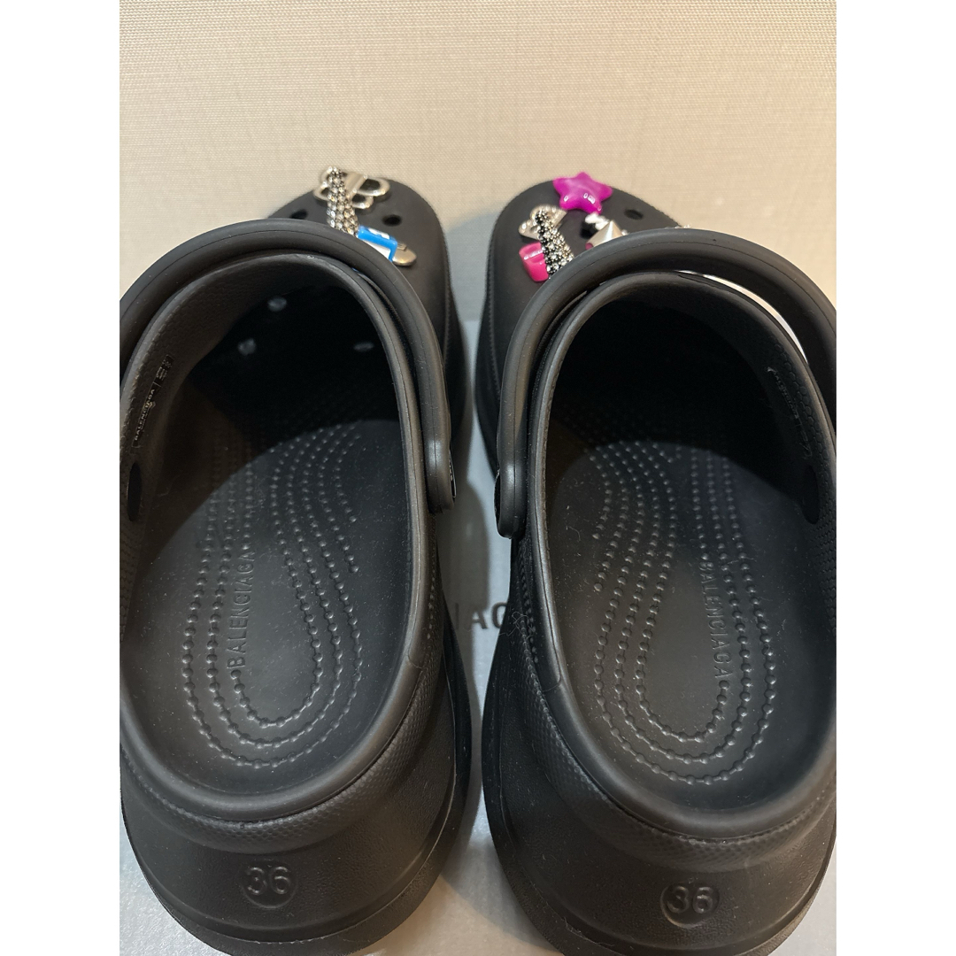 BALENCIAGA - 2025新作 BALENCIAGA CROCSミュール JIBBITZ 36の BALENCIAGA - 2025新作 BALENCIAGA CROCSミュール JIBBITZ 36の