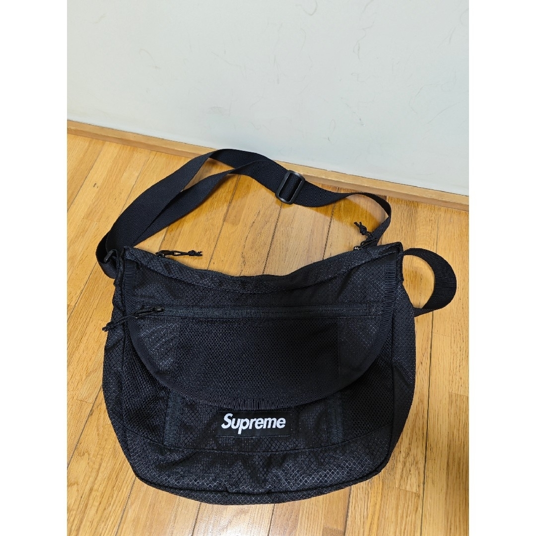 Supreme - Supreme ブラック スモールメッセンジャーバッグ 22ss Supreme - Supreme ブラック スモールメッセンジャーバッグ 22ss