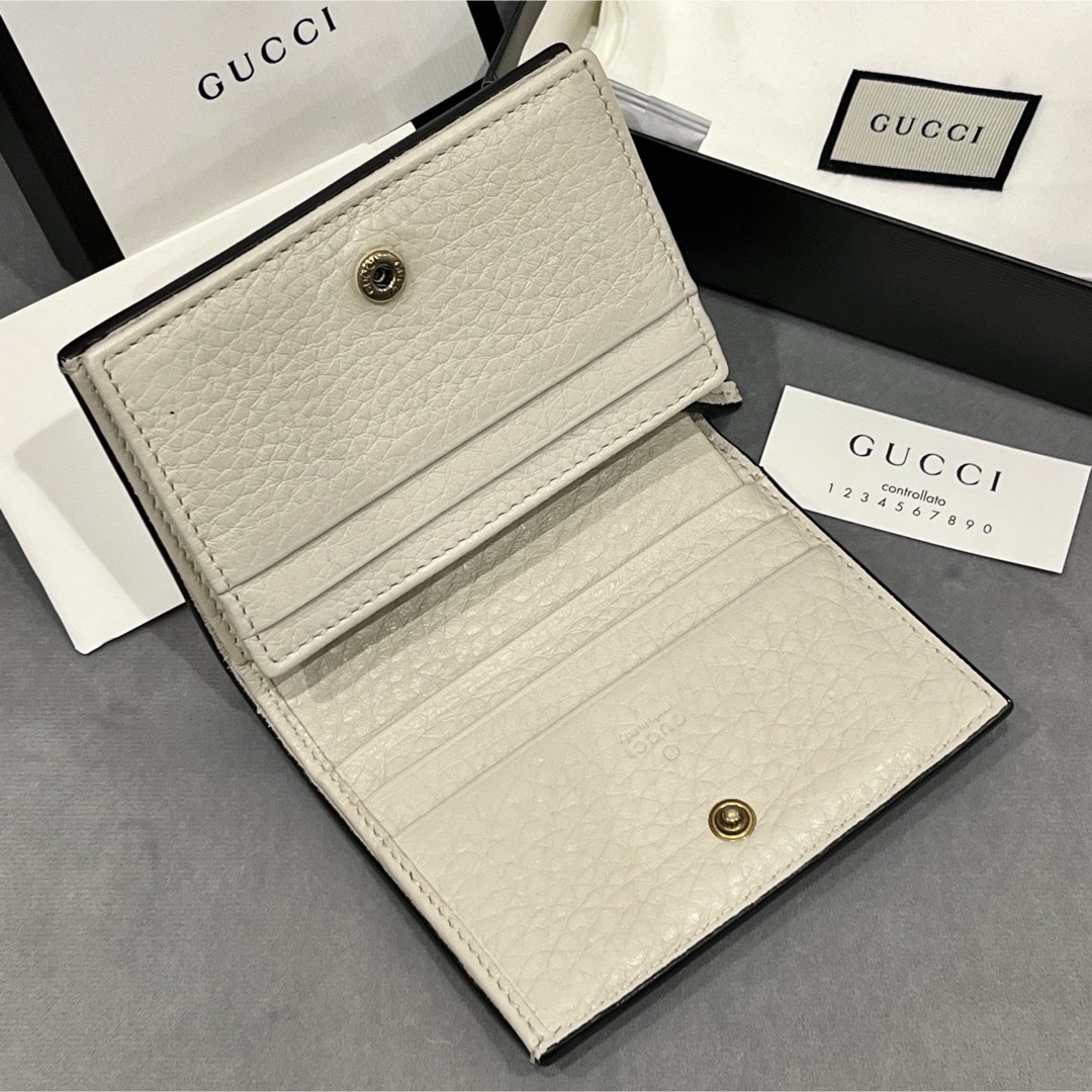 GUCCI - GUCCI 二つ折り財布 アイボリー 蜂刺繍の通販 by GUCCI - GUCCI 二つ折り財布 アイボリー 蜂刺繍の通販 by