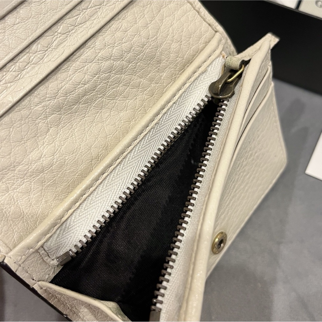 GUCCI - GUCCI 二つ折り財布 アイボリー 蜂刺繍の通販 by GUCCI - GUCCI 二つ折り財布 アイボリー 蜂刺繍の通販 by