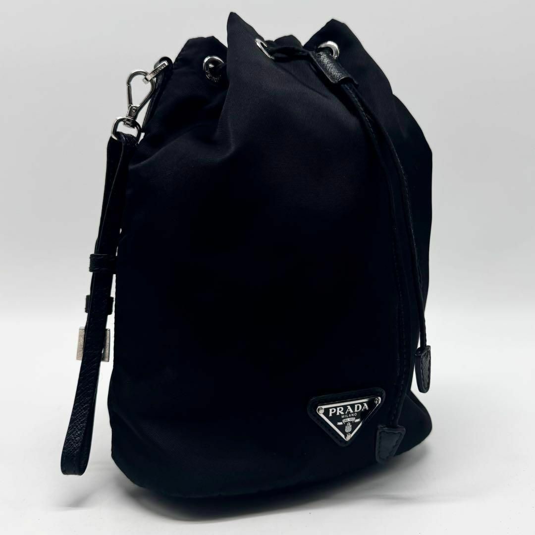 PRADA - 現行モデル プラダ 巾着ポーチ 三角ロゴ Re-Nyon 黒 PRADA - 現行モデル プラダ 巾着ポーチ 三角ロゴ Re-Nyon 黒