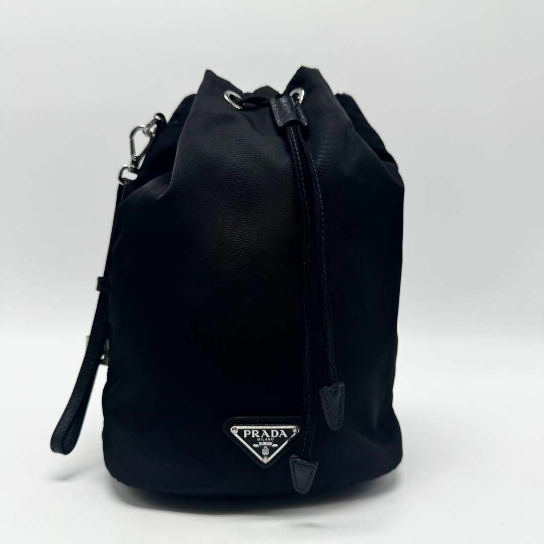 PRADA - 現行モデル プラダ 巾着ポーチ 三角ロゴ Re-Nyon 黒 PRADA - 現行モデル プラダ 巾着ポーチ 三角ロゴ Re-Nyon 黒