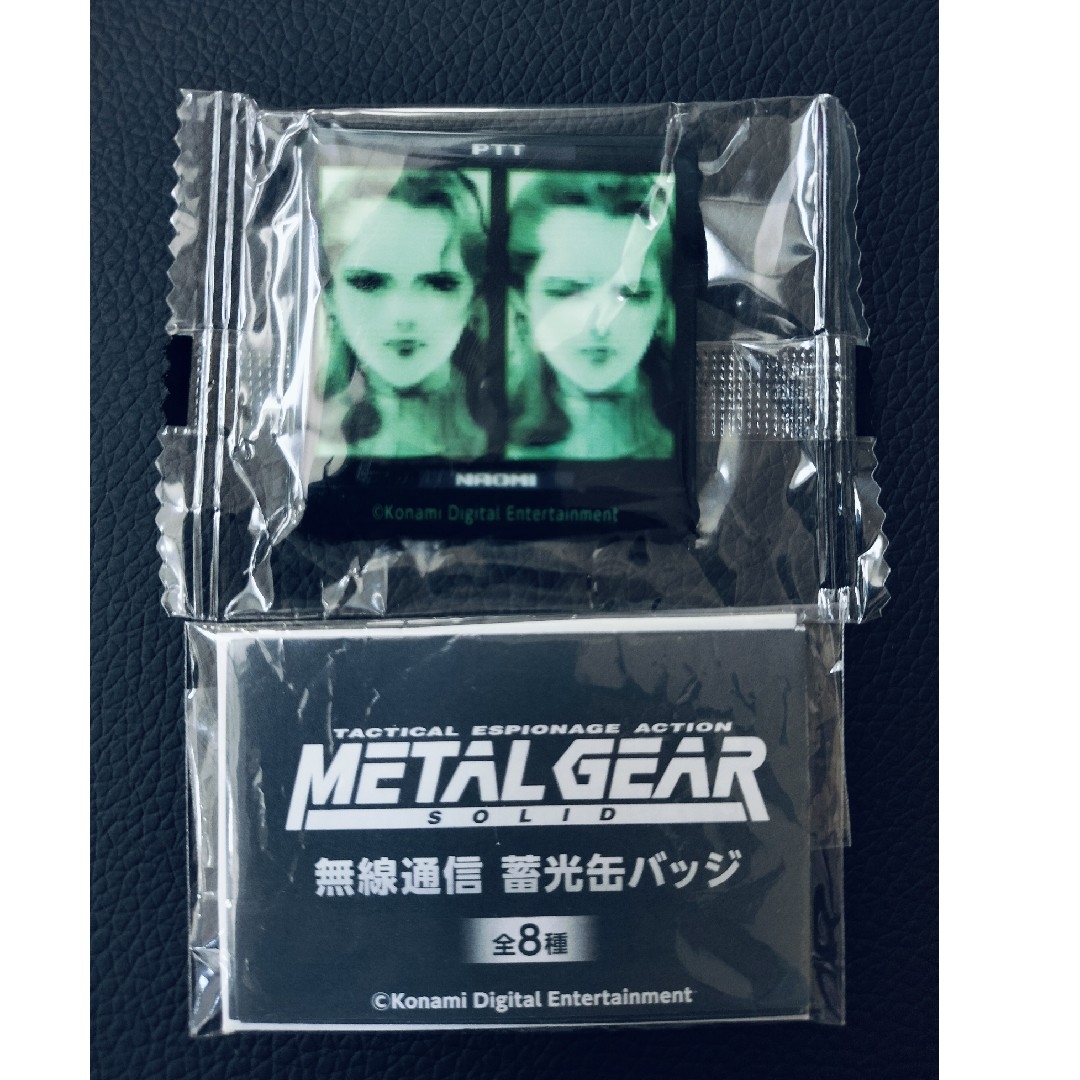 未使用品 メタルギアソリッド 無線通信 蓄光缶バッジ ナオミ エンタメ/ホビーのアニメグッズ(バッジ/ピンバッジ)の商品写真