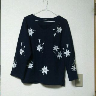 アズールバイマウジー(AZUL by moussy)のAZUL 刺繍入りトップス(カットソー(長袖/七分))