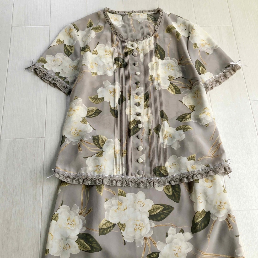 INGEBORG - インゲボルグ ピンタック レース カメリア 花柄 ポリ INGEBORG - インゲボルグ ピンタック レース カメリア 花柄 ポリ