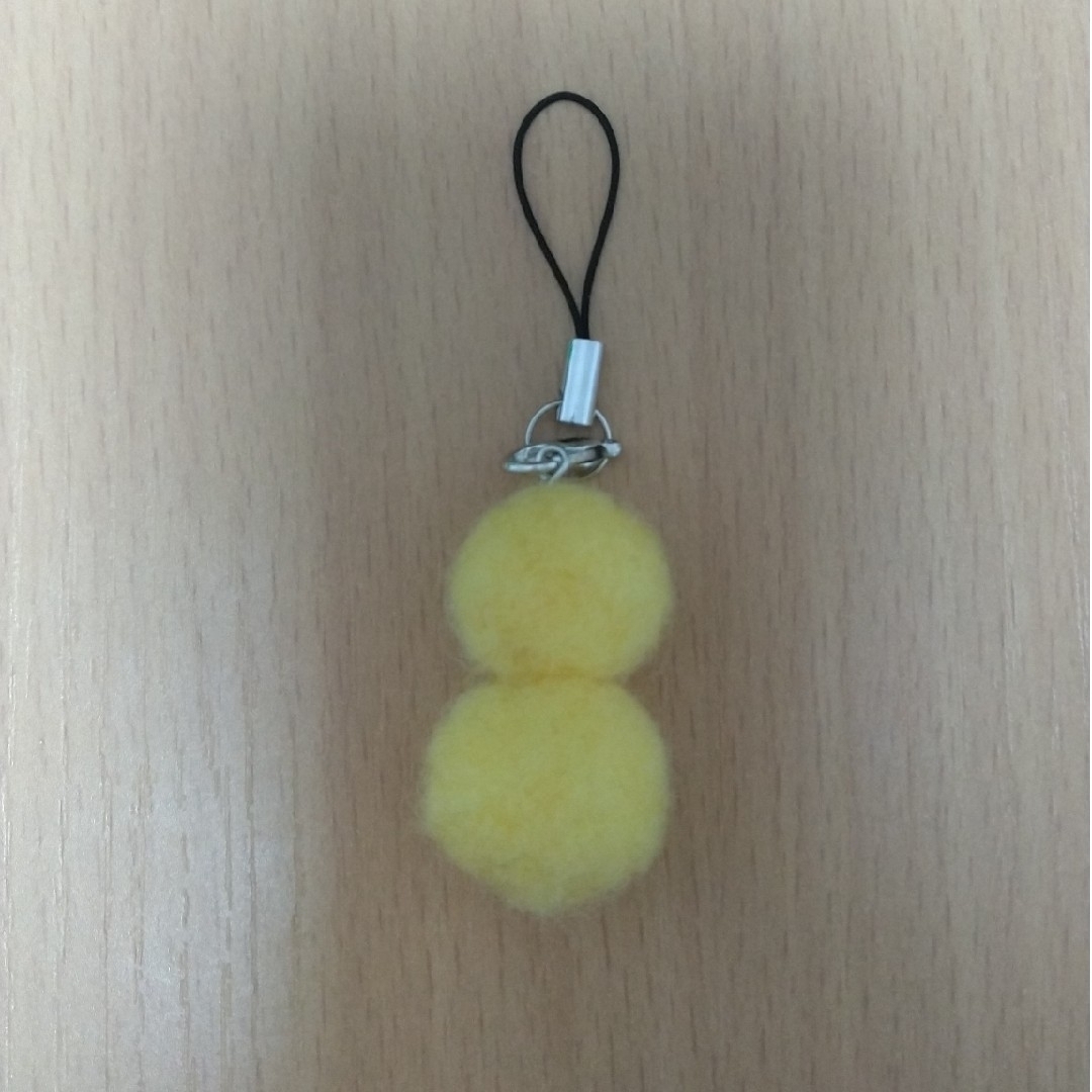 ぴよだんご2段①】ハンドメイド☆羊毛フェルト☆ストラップ ぴよだんご2段①】ハンドメイド☆羊毛フェルト☆ストラップ