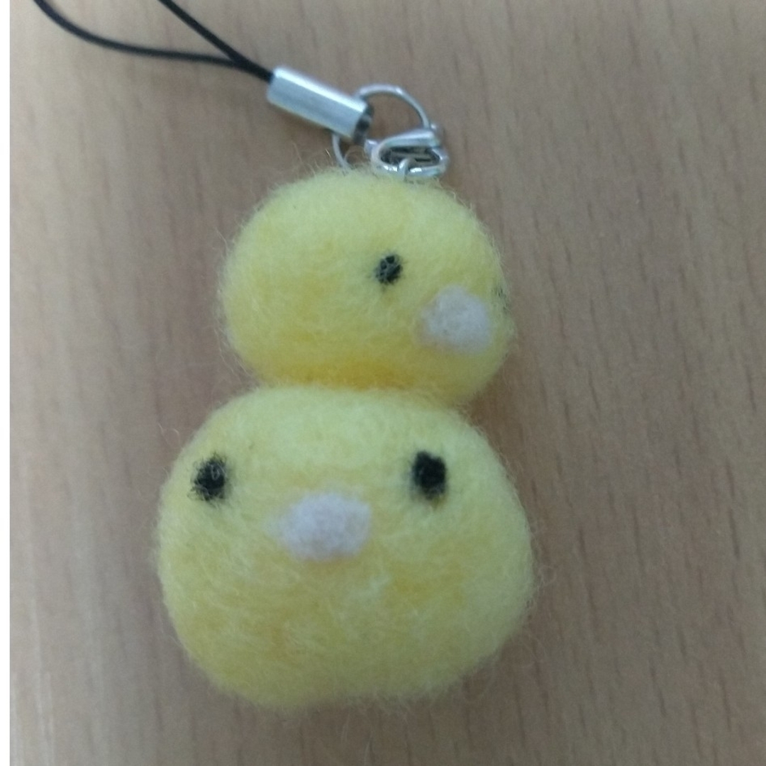 ぴよだんご2段②】ハンドメイド☆羊毛フェルト☆ストラップ ぴよだんご2段②】ハンドメイド☆羊毛フェルト☆ストラップ