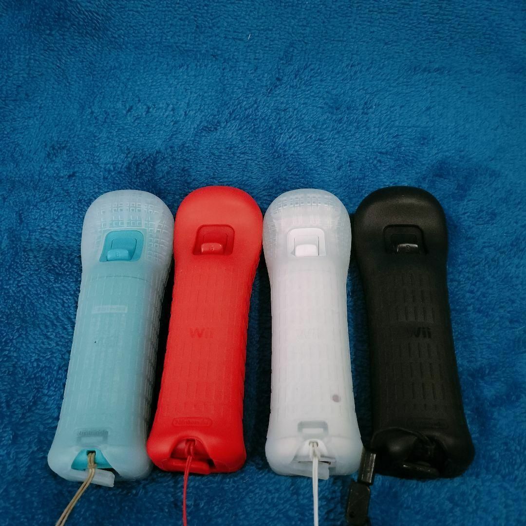 Wii - 任天堂 純正 Wiiリモコンプラス 4色セット カバー紐付きの Wii - 任天堂 純正 Wiiリモコンプラス 4色セット カバー紐付きの