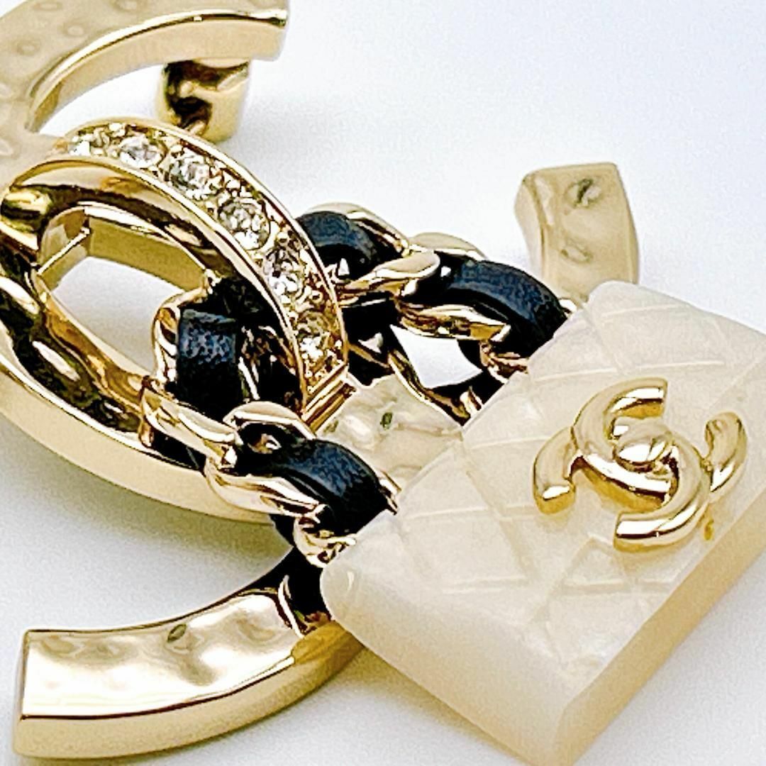 CHANEL - 【極美品!鑑定済み!】 シャネル ブローチ マトラッセ CHANEL - 【極美品!鑑定済み!】 シャネル ブローチ マトラッセ