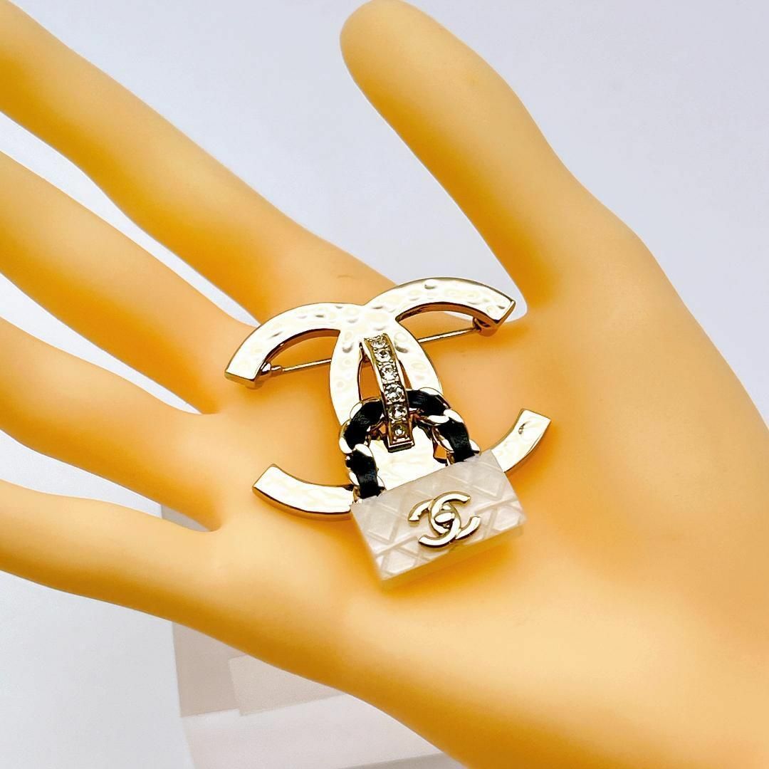 CHANEL - 【極美品!鑑定済み!】 シャネル ブローチ マトラッセ CHANEL - 【極美品!鑑定済み!】 シャネル ブローチ マトラッセ