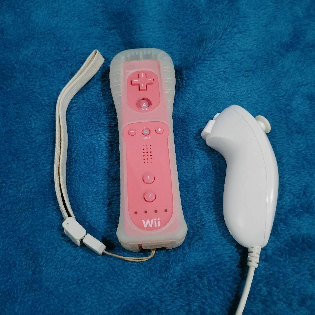 Wii(ウィー)の純正 Wiiリモコン ジャケット付き ピンクとヌンチャクセット エンタメ/ホビーのゲームソフト/ゲーム機本体(家庭用ゲーム機本体)の商品写真