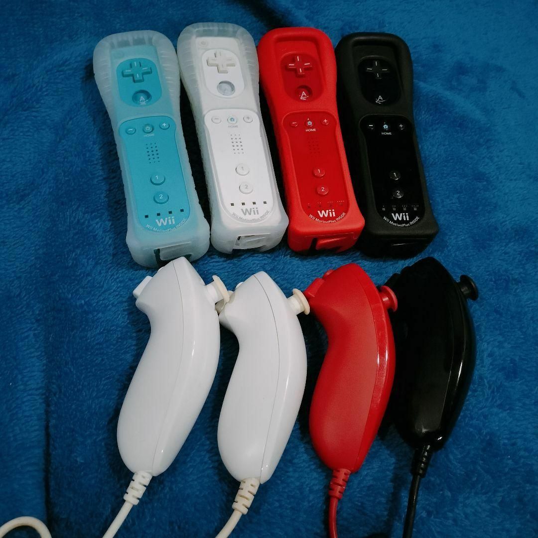 Wii(ウィー)の純正 任天堂 Wiiリモコンプラス青白赤黒・ヌンチャク白赤黒の4個セット エンタメ/ホビーのゲームソフト/ゲーム機本体(家庭用ゲーム機本体)の商品写真