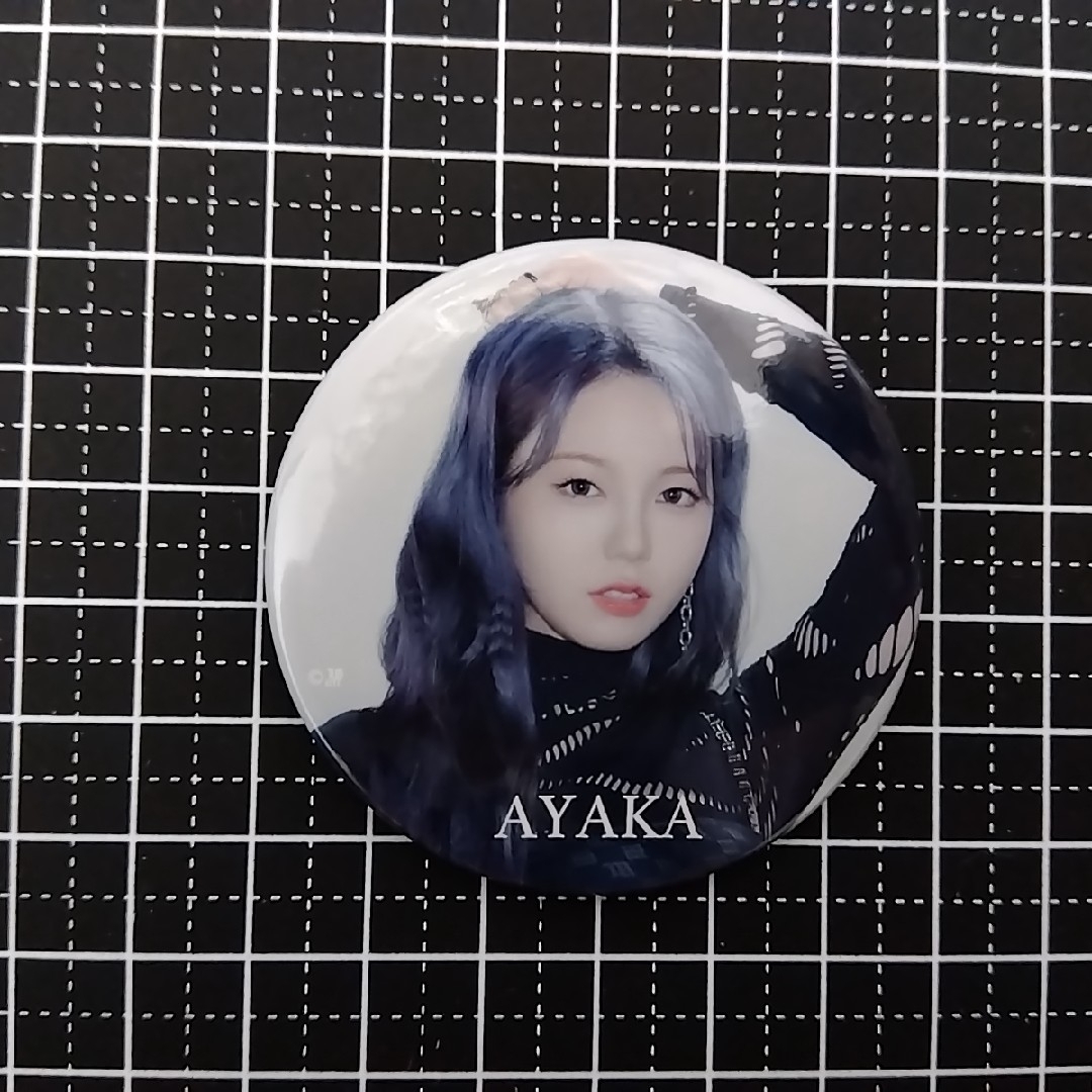 NiziU(ニジュー)のNiziU アヤカ Rise Up 缶バッチ エンタメ/ホビーのタレントグッズ(アイドルグッズ)の商品写真