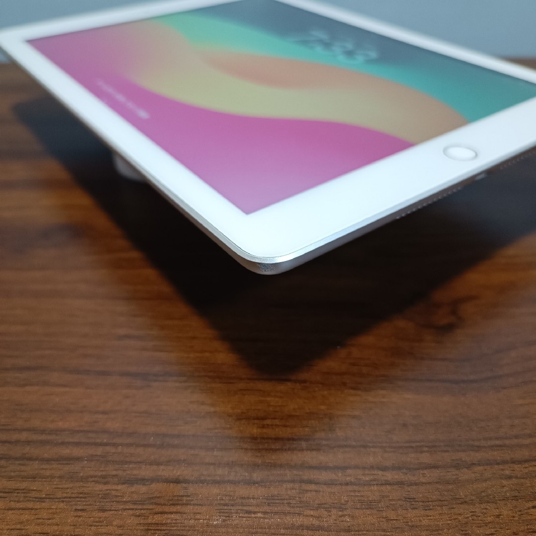 Apple - (美品) iPad 第6世代 WiFi Simフリー 32GB キーボード Apple - (美品) iPad 第6世代 WiFi Simフリー 32GB キーボード
