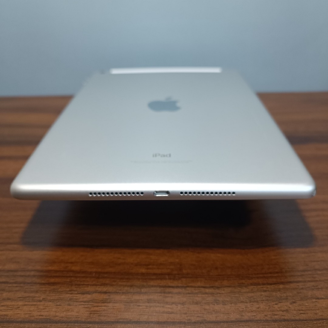 Apple - (美品) iPad 第6世代 WiFi Simフリー 32GB キーボード Apple - (美品) iPad 第6世代 WiFi Simフリー 32GB キーボード