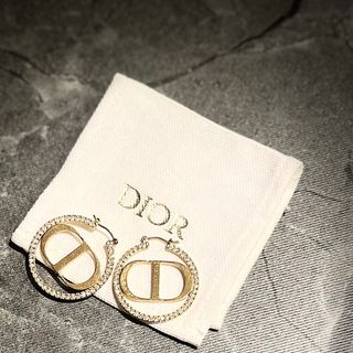 Dior - 人気商品♡DIOR スタッドピアス シルバーの通販|ラクマ Dior - 人気商品♡DIOR スタッドピアス シルバーの通販|ラクマ