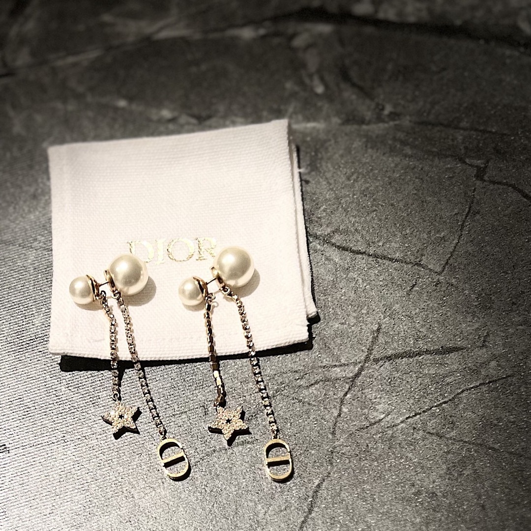 Dior - 確実正規品☆Diorピアス☆キラキラ☆レディースの通販 by Dior - 確実正規品☆Diorピアス☆キラキラ☆レディースの通販 by