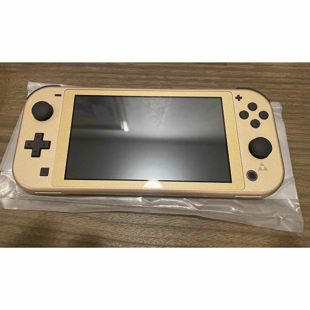 Nintendo Switch(ニンテンドースイッチ)のNintendo Switch lite  ハイラルエディション4月21日まで エンタメ/ホビーのゲームソフト/ゲーム機本体(家庭用ゲーム機本体)の商品写真