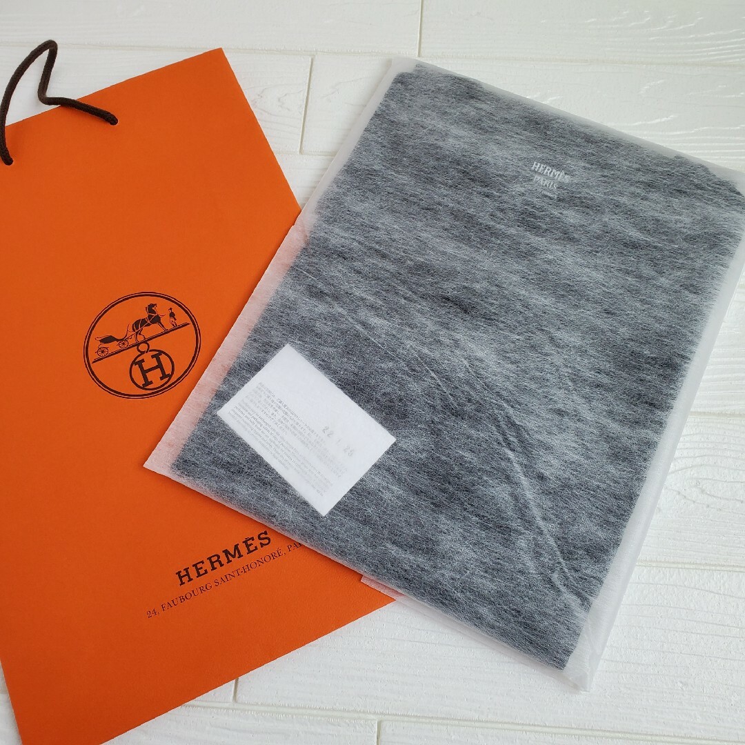 HERMES - 未使用✨エルメス ドレス刺繍入りポケット Tシャツ HERMES - 未使用✨エルメス ドレス刺繍入りポケット Tシャツ