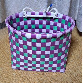PPバンドかご(格子編みはけご　ミニ)、収穫かご、プラカゴ　模様c-紫-緑-白(かごバッグ/ストローバッグ)