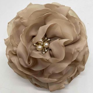 [まとめ買い割引対象品]コサージュ　花　ベージュ　クリップ付　1801B-4(ブローチ/コサージュ)