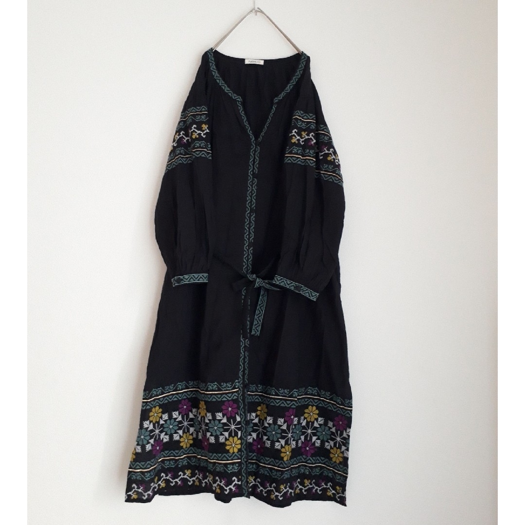 titicaca - PORINA キーネック 刺繍 ワンピースの通販 by titicaca - PORINA キーネック 刺繍 ワンピースの通販 by