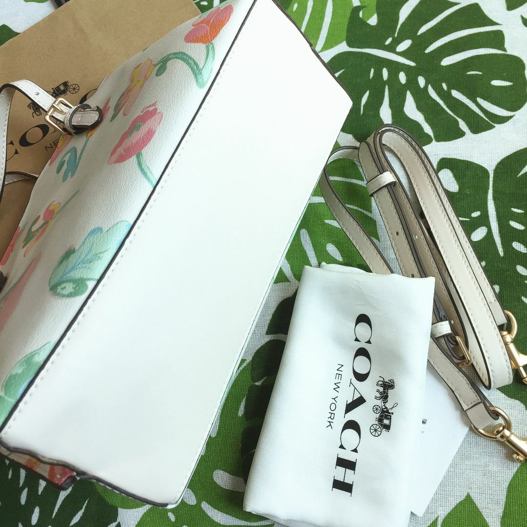 COACH - <新品>COACHバッグC8217花柄 トートバッグ COACH - <新品>COACHバッグC8217花柄 トートバッグ