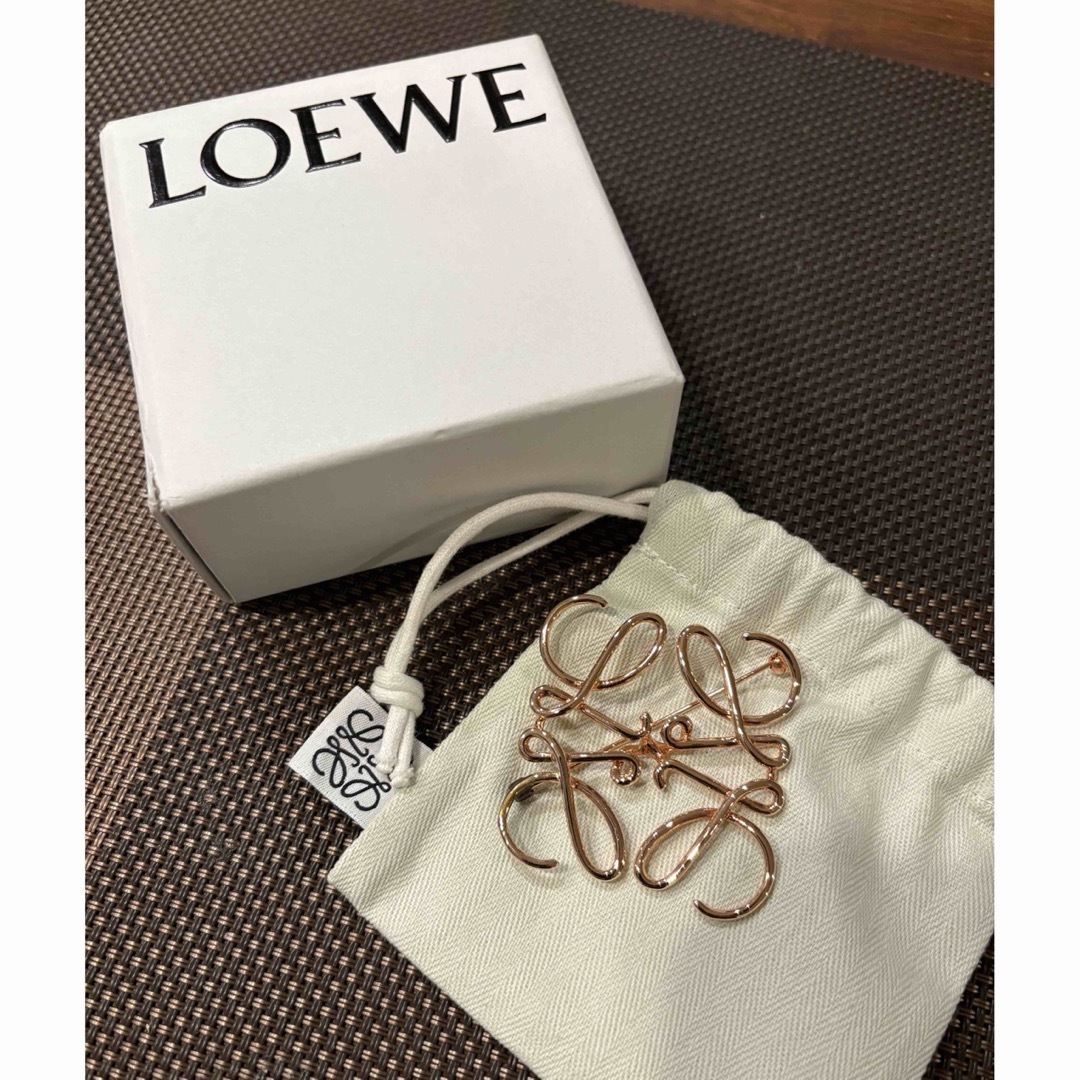 LOEWE - LOEWE ロエベ ブローチ ゴールド アナグラムの通販 by LOEWE - LOEWE ロエベ ブローチ ゴールド アナグラムの通販 by