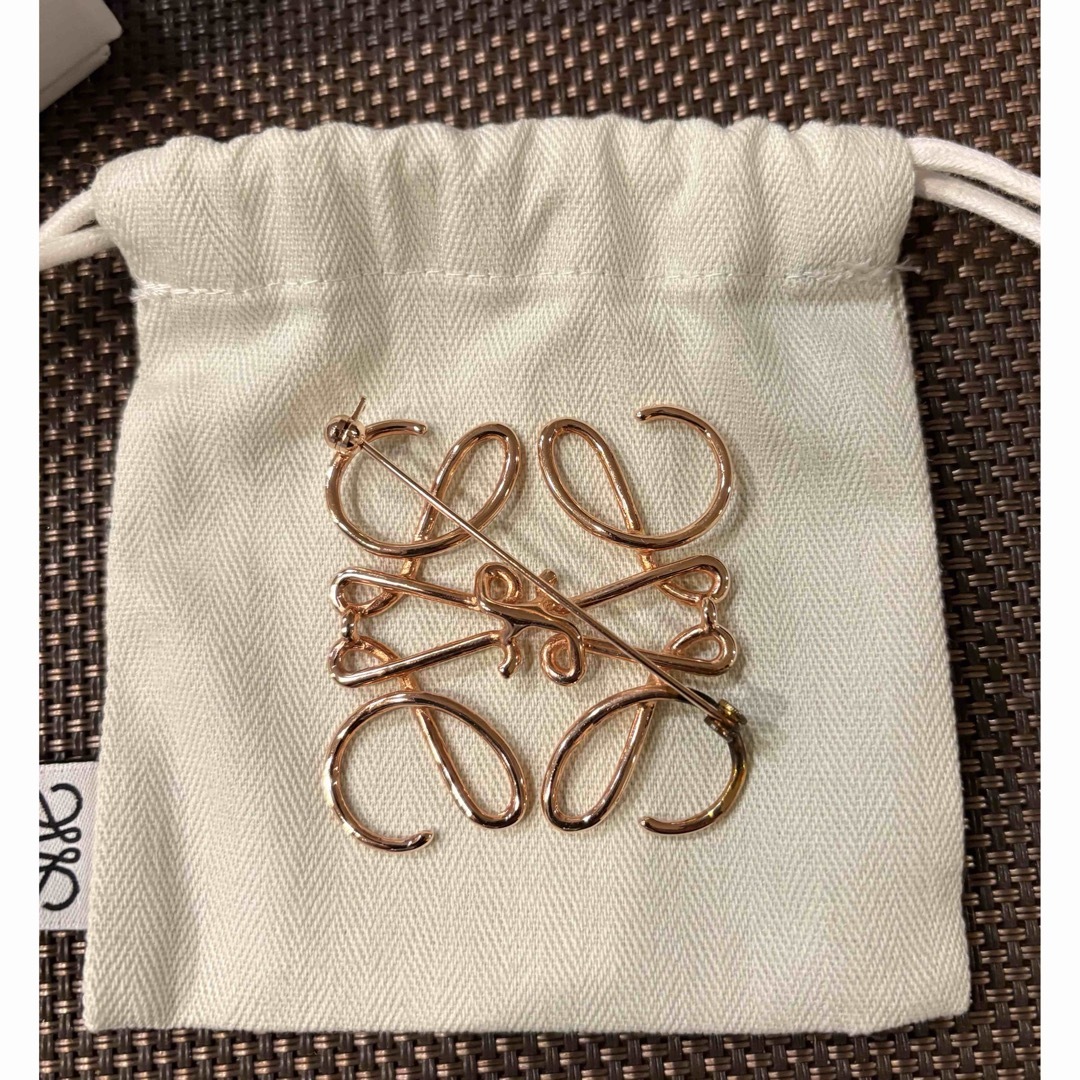 LOEWE - LOEWE ロエベ ブローチ ゴールド アナグラムの通販 by LOEWE - LOEWE ロエベ ブローチ ゴールド アナグラムの通販 by