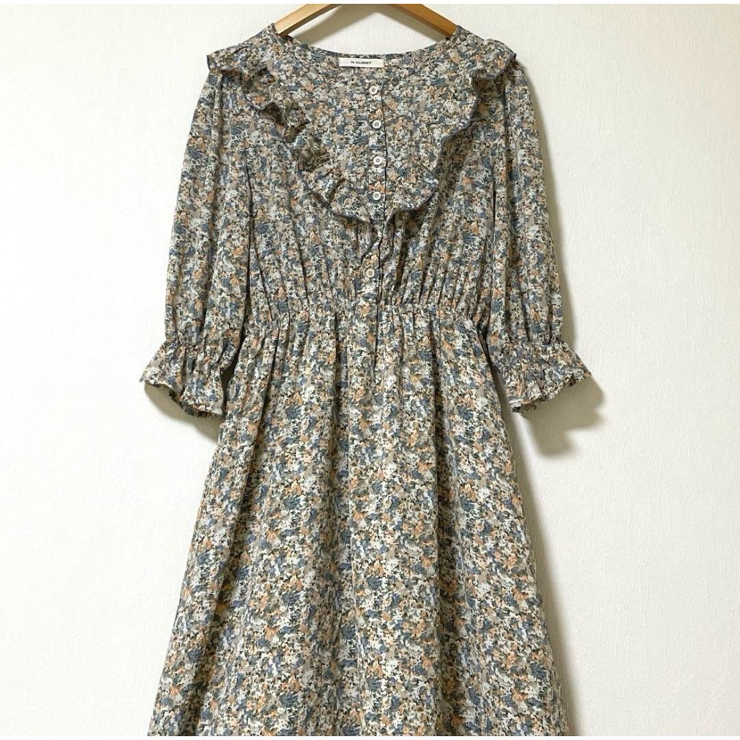 w closet - ショルダーフリルにノスタルジックぼかし花柄の w closet - ショルダーフリルにノスタルジックぼかし花柄の