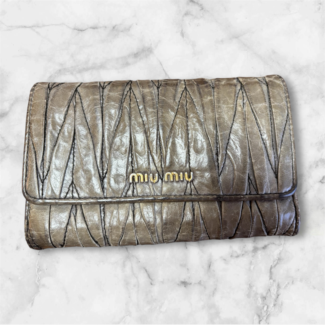 MIU MIU - miu miu ミュウミュウ グレーのレザー製三つ折り財布 MIU MIU - miu miu ミュウミュウ グレーのレザー製三つ折り財布