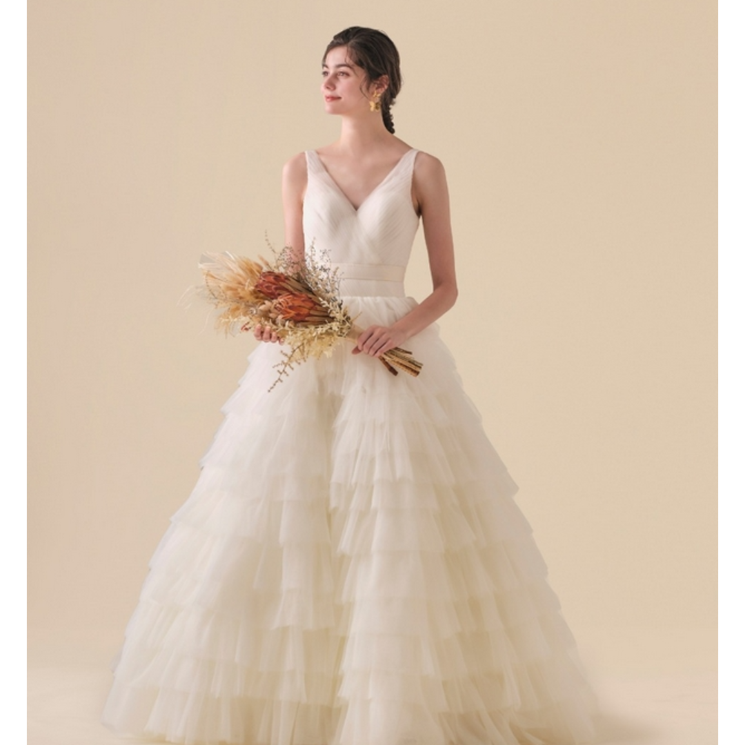 豪華！ウエディングドレス Vネック もこもこドレス プリンセスライン 結婚式