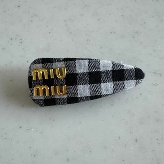 MIU MIU - miumiu バレッタ ヘアクリップ 大きめサイズ ロゴ入り MIU MIU - miumiu バレッタ ヘアクリップ 大きめサイズ ロゴ入り
