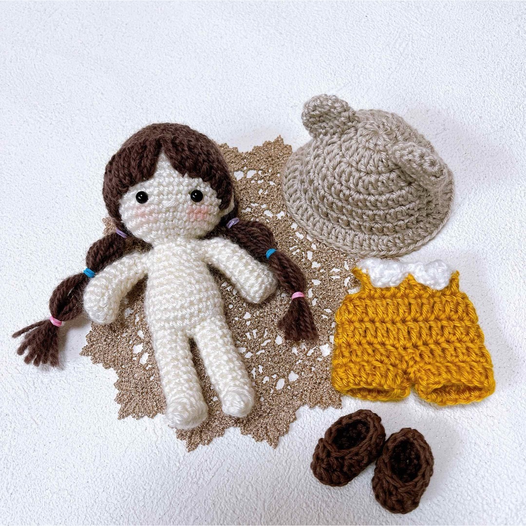 ハンドメイド】あみぐるみ 女の子 着せ替え 耳つき帽子の通販 by ハンドメイド】あみぐるみ 女の子 着せ替え 耳つき帽子の通販 by