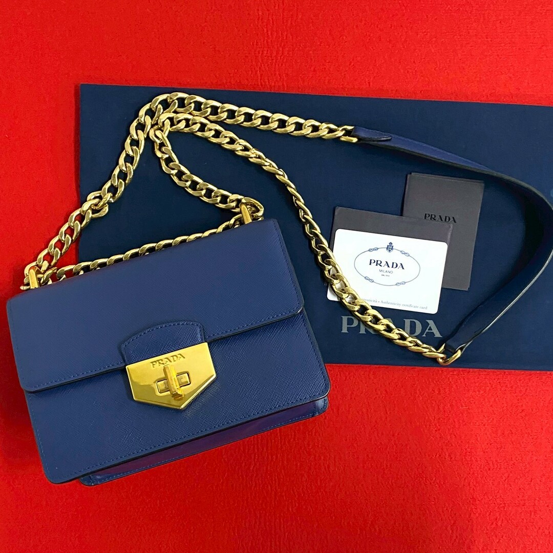 PRADA - 極 美品 PRADA プラダ ロゴ ターンロック ゴールド 金具 PRADA - 極 美品 PRADA プラダ ロゴ ターンロック ゴールド 金具
